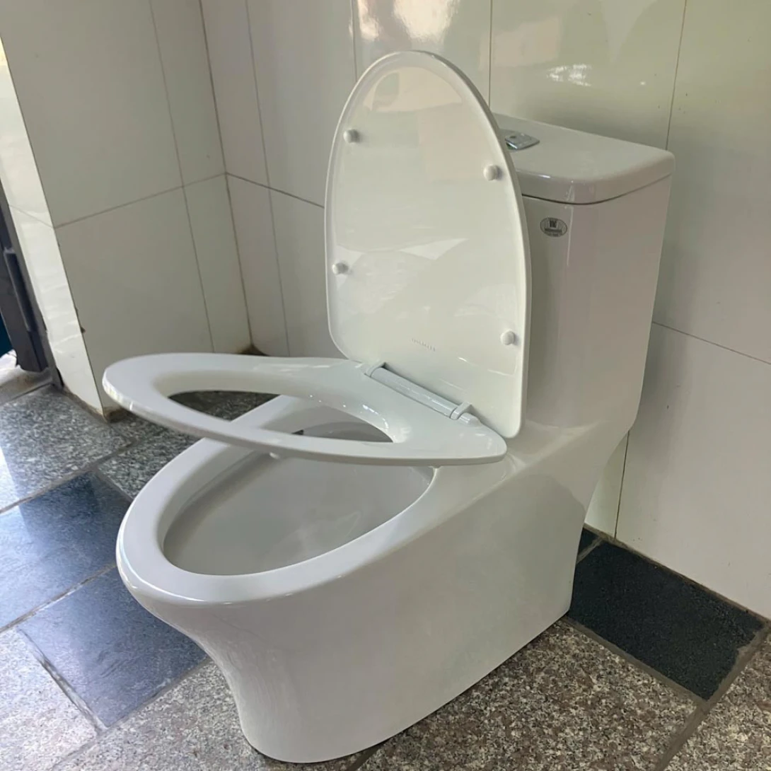 Bồn Cầu Viglacera V63 Nắp Êm V687 Tặng Vòi Xịt VG826